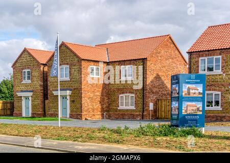 Neue freistehende Wohnungen von Windborough Homes zum Verkauf. Erbaut auf einem Grünfeld-Gelände im Norfolk-Dorf Ingoldisthorpe. Stockfoto
