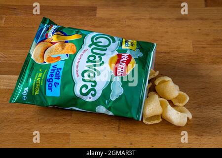 Ein geöffnetes Päckchen mit Salz- und Essiggewürzten Quabern, Kartoffelsnacks. Stockfoto