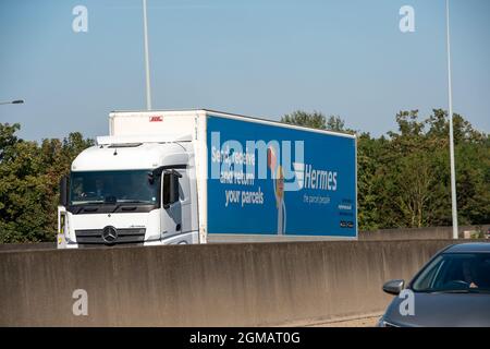 Staines, Großbritannien. September 2021. Ein Hermes LKW auf der M25 in Staines. Einige Unternehmen in Großbritannien melden Probleme mit Unterbrechungen ihrer Lieferketten aufgrund eines Mangels an LKW-Fahrern nach dem Brexit und infolge der Covid-19-Pandemie. Quelle: Maureen McLean/Alamy Stockfoto