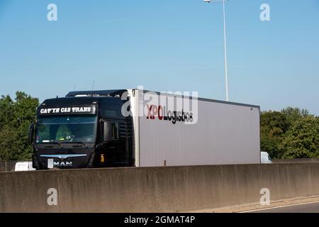 Staines, Großbritannien. September 2021. Ein LKW XPOLogistics auf der M25 in Staines. Einige Unternehmen in Großbritannien melden Probleme mit Unterbrechungen ihrer Lieferketten aufgrund eines Mangels an LKW-Fahrern nach dem Brexit und infolge der Covid-19-Pandemie. Quelle: Maureen McLean/Alamy Stockfoto