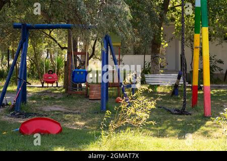 Zatoka, Odessa, Ukraine - 4. September 2021: Hölzerner Spielkomplex für Kinder Stockfoto