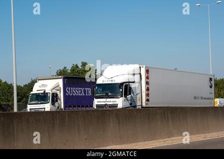 Staines, Großbritannien. September 2021. LKW auf der M25 in Staines. Einige Unternehmen in Großbritannien melden Probleme mit Unterbrechungen ihrer Lieferketten aufgrund eines Mangels an LKW-Fahrern nach dem Brexit und infolge der Covid-19-Pandemie. Quelle: Maureen McLean/Alamy Stockfoto