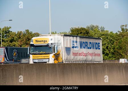 Staines, Großbritannien. September 2021. Ein LKW auf der M25 in Staines. Einige Unternehmen in Großbritannien melden Probleme mit Unterbrechungen ihrer Lieferketten aufgrund eines Mangels an LKW-Fahrern nach dem Brexit und infolge der Covid-19-Pandemie. Quelle: Maureen McLean/Alamy Stockfoto