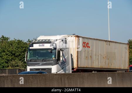 Staines, Großbritannien. September 2021. Ein Transportcontainer auf der Rückseite eines LKW auf der M25 in Staines. Einige Unternehmen in Großbritannien melden Probleme mit Unterbrechungen ihrer Lieferketten aufgrund eines Mangels an LKW-Fahrern nach dem Brexit und infolge der Covid-19-Pandemie. Quelle: Maureen McLean/Alamy Stockfoto