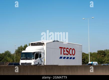 Staines, Großbritannien. September 2021. Ein Tesco LKW auf der M25 in Staines. Einige Unternehmen in Großbritannien melden Probleme mit Unterbrechungen ihrer Lieferketten aufgrund eines Mangels an LKW-Fahrern nach dem Brexit und infolge der Covid-19-Pandemie. Quelle: Maureen McLean/Alamy Stockfoto