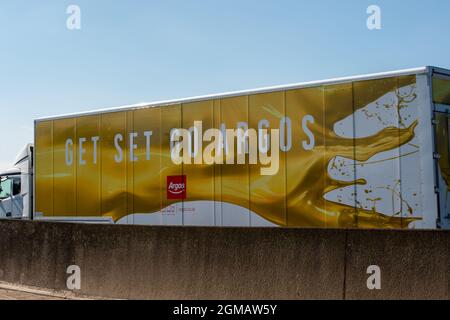 Staines, Großbritannien. September 2021. Ein Argos LKW auf der M25 in Staines. Einige Unternehmen in Großbritannien melden Probleme mit Unterbrechungen ihrer Lieferketten aufgrund eines Mangels an LKW-Fahrern nach dem Brexit und infolge der Covid-19-Pandemie. Quelle: Maureen McLean/Alamy Stockfoto