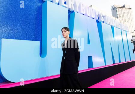 REDAKTIONELLE VERWENDUNG NUR Max Harwood nimmt theÊSheffield premiereÊofÊAmazon Prime VideoÕs 'EverybodyÕs Talking About Jamie' bei The Crucible Teil. Bilddatum: Freitag, 17. September 2021. Stockfoto