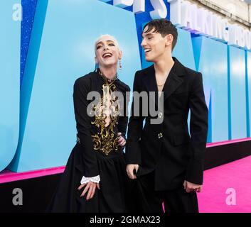 REDAKTIONELLE VERWENDUNG NUR Jamie Campbell (links) und Max Harwood nehmen theÊSheffield premiereÊofÊAmazon Prime VideoÕs „EverybodyÕs Talking About Jamie“ bei The Crucible Teil. Bilddatum: Freitag, 17. September 2021. Stockfoto