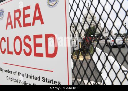 Washington DC, USA. September 2021. Zäune und Barrieren werden heute am 17. September 2021 auf dem Capitol Hill in Washington DC, USA, im Vorfeld der J6-Kundgebung wieder in der Nähe des US-Kapitols installiert. (Foto von Lenin Nolly/Sipa USA) Quelle: SIPA USA/Alamy Live News Stockfoto