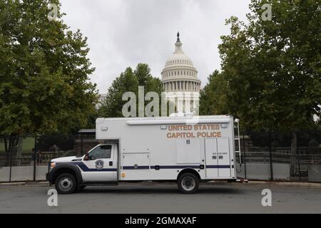 Washington DC, USA. September 2021. Zäune und Barrieren werden heute am 17. September 2021 auf dem Capitol Hill in Washington DC, USA, im Vorfeld der J6-Kundgebung wieder in der Nähe des US-Kapitols installiert. (Foto von Lenin Nolly/Sipa USA) Quelle: SIPA USA/Alamy Live News Stockfoto