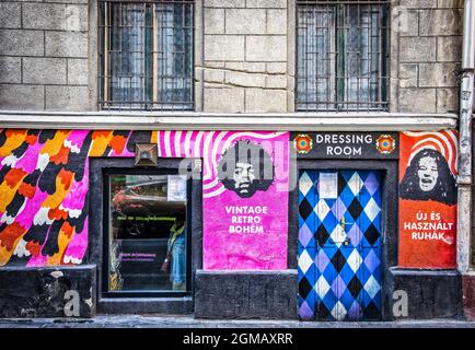 Ungarn, Budapest, März 2020, Street Art an der Fassade des Ankleidezimmers ein Vintage Store in der Síp Straße Stockfoto