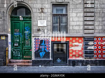 Ungarn, Budapest, März 2020, Street Art an der Fassade des Ankleidezimmers ein Vintage Store in der Síp Straße Stockfoto