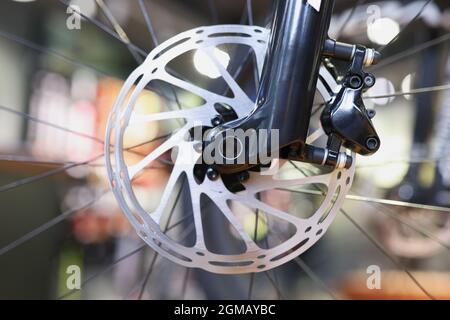 Mountainbike-Vorderrad mit mechanischer Scheibenbremse aus der Nähe Stockfoto