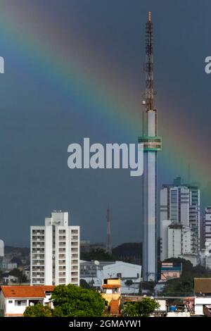 Salvador, Bahia, Brasilien - 09. September 2014: Regenbogen über den Gebäuden und Häusern in der Stadt Salvador, Bahia. Stockfoto