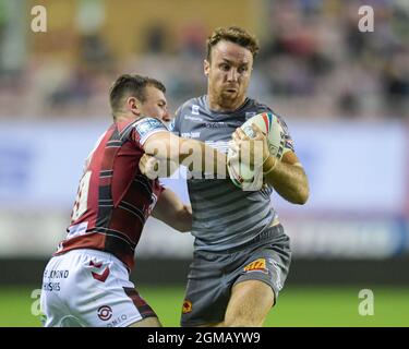 Wigan, Großbritannien. September 2021. James Maloney (6) von Catalans Dragons wird am 9/17/2021 von Harry Smith (20) von Wigan Warriors in Wigan, Großbritannien, angegangen. (Foto von Simon Whitehead/News Images/Sipa USA) Quelle: SIPA USA/Alamy Live News Stockfoto