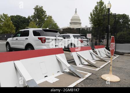 Washington DC, USA . September 2021. 17. September 2021, Washington, District of Columbia, USA: Zäune und Betonbarrieren werden vor der J6-Kundgebung, die heute am 17. September 2021 auf dem Capitol Hill in Washington DC, USA stattfindet, wieder um den US-Kapitol Hill herum installiert. (Bild: © Lenin Nolly/ZUMA Press Wire) Bild: ZUMA Press, Inc./Alamy Live News Stockfoto