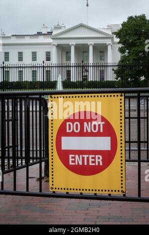 Washington DC, USA. September 2021. Das Weiße Haus ist hinter einem Sicherheitszaun mit dem „Do Not Enter“-Zeichen am 17. September 2021 zu sehen.Quelle: Cliff Owen/CNP/MediaPunch Quelle: MediaPunch Inc/Alamy Live News Stockfoto