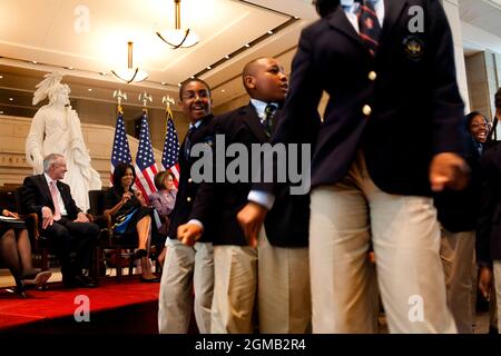 First Lady Michelle Obama nimmt an der Enthüllung der „Sojourner Truth“-Büste im US-Kapitol Teil. (Offizielles Foto des Weißen Hauses von Samantha Appleton) Dieses offizielle Foto des Weißen Hauses wird von Nachrichtenorganisationen zur Veröffentlichung und/oder zum persönlichen Gebrauch durch die Betreffenden der Fotografie zur Verfügung gestellt. Das Foto darf in keiner Weise manipuliert oder in Materialien, Anzeigen, Produkten oder Werbeaktionen verwendet werden, die in irgendeiner Weise die Zustimmung oder Billigung des Präsidenten, der Ersten Familie oder des Weißen Hauses nahelegen. Stockfoto