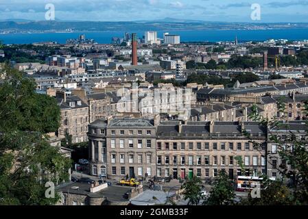 Blick nach Norden von Calton Hill zur London Road und über die Dächer von Leith zum Firth of Forth, Edinburgh, Schottland, Großbritannien. Stockfoto