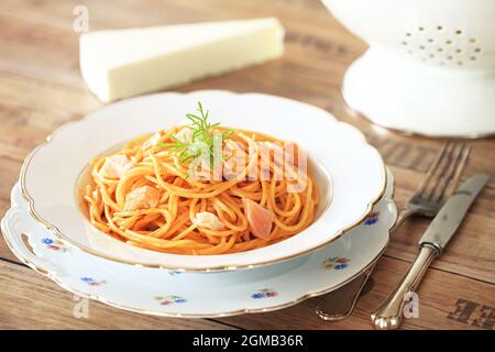 Spaghetti-Mahlzeit auf einem Teller, Holzhintergrund Stockfoto