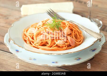 Spaghetti-Mahlzeit auf einem Teller, Holzhintergrund Stockfoto