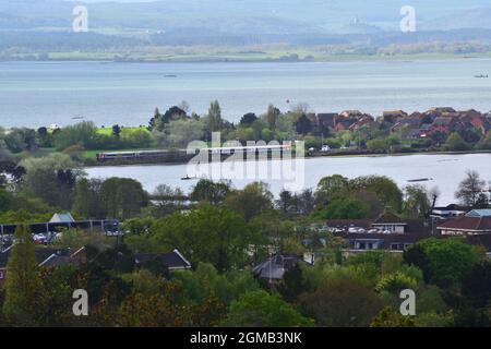 Blick auf den Poole Park und den Hafen von Poole, mit den Purbeck-Hügeln und dem Schloss Corfe im Hintergrund. Stockfoto