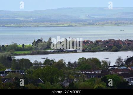 Blick auf den Poole Park und den Hafen von Poole, mit den Purbeck-Hügeln und dem Schloss Corfe im Hintergrund. Stockfoto