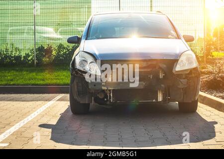 Vorderseite des abgestürzten Autos nach einem Unfall auf der Straße. Zerstörtes Auto auf dem Parkplatz, Versicherung nach Unfall Konzept Stockfoto