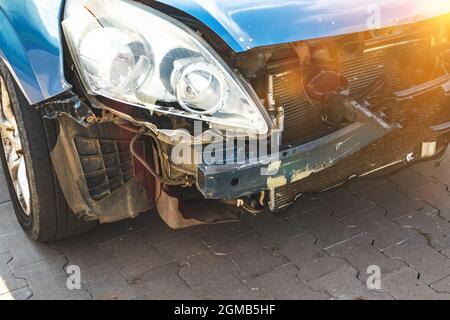 Autounfall. Leichte Beschädigungen und Kratzer am Stoßfänger. Vorderseite des kaputten und zerstörten Autos, Detail, Nahaufnahme Stockfoto