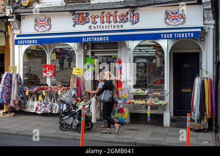 Windsor, Großbritannien. September 2021. Die Zahl der positiven Covid-19-Fälle im Royal Borough of Windsor pro 100,000 Personen in den sieben Tagen bis einschließlich des 10. September im Vergleich zur Vorwoche beträgt 345, gegenüber 387. Nach dem jüngsten Regierungsplan A werden nicht geimpfte Menschen dazu ermutigt, abgejabbt zu werden, Impfstoffe werden Kindern im Alter von 12 bis 15 Jahren angeboten, und Auffrischungsjabs sollen auf über 50-Jährige ausgerollt werden. Quelle: Maureen McLean/Alamy Stockfoto