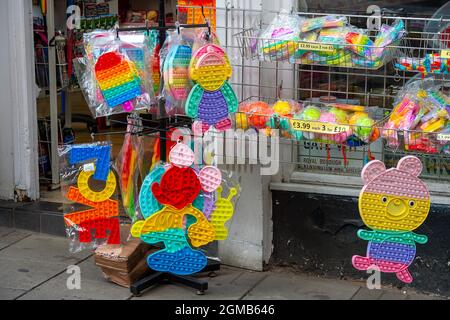 Windsor, Großbritannien. September 2021. Die Verkäufe von Fidget Poppers, die das Geräusch von knallender Luftpolsterfolie imitieren, wachsen nach der Lockdown von Covid-19 weiter. Quelle: Maureen McLean/Alamy Stockfoto