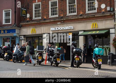 Windsor, Großbritannien. September 2021. Lieferung von Fahrrädern außerhalb von McDonald's, da viele Menschen weiterhin Fast Food nach Hause liefern lassen. Quelle: Maureen McLean/Alamy Stockfoto