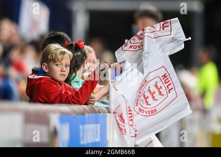 Leeds, Großbritannien. September 2021. Junge Hull KR-Fans winken dort am 9/17/2021 Fans für das Team ein. (Foto von Craig Thomas/News Images/Sipa USA) Quelle: SIPA USA/Alamy Live News Quelle: SIPA USA/Alamy Live News Stockfoto