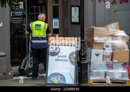 Windsor, Großbritannien. September 2021. Ein Lieferfahrer bringt Lebensmittel und Küchenbedarf zum Wagamama Restaurant in Windsor. Einige Unternehmen melden nach dem Brexit weiterhin Lieferprobleme. Quelle: Maureen McLean/Alamy Stockfoto