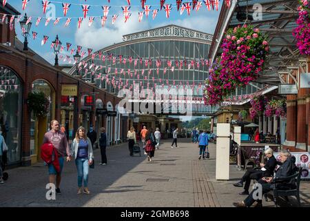 Windsor, Großbritannien. September 2021. Die Zahl der positiven Covid-19-Fälle im Royal Borough of Windsor pro 100,000 Personen in den sieben Tagen bis einschließlich des 10. September im Vergleich zur Vorwoche beträgt 345, gegenüber 387. Nach dem jüngsten Regierungsplan A werden nicht geimpfte Menschen dazu ermutigt, abgejabbt zu werden, Impfstoffe werden Kindern im Alter von 12 bis 15 Jahren angeboten, und Auffrischungsjabs sollen auf über 50-Jährige ausgerollt werden. Quelle: Maureen McLean/Alamy Stockfoto