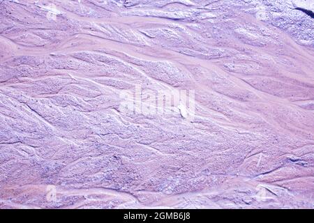 Abstrakter Hintergrund benutzerdefinierte Farbe Färbung Sand Textur mit welligen Linien und Wasserstrahlen in warmen Farben Stockfoto