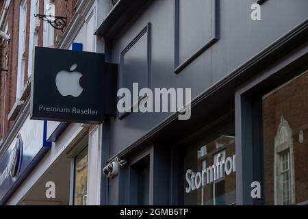 Windsor, Großbritannien. September 2021. Ein Stormfront Shop in Windsor. Nach der gestrigen Ankündigung können Kunden das iPhone 13 diesen Freitag ab 13:00 Uhr MEK-Zeit bestellen. Quelle: Maureen McLean/Alamy Stockfoto