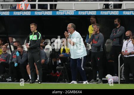 NEWCASTLE UPON TYNE. 17. SEPTEMBER: Marcelo Bielsa, Manager von Leeds United, während des Premier League-Spiels zwischen Newcastle United und Leeds United im St. James's Park, Newcastle, am Freitag, den 17. September 2021. Stockfoto