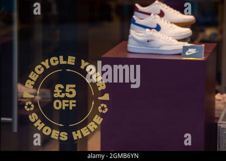 Windsor, Großbritannien. September 2021. Ein £5-Off-Hinweis in einem Schuhladen-Fenster für das Recycling von Schuhen. Quelle: Maureen McLean/Alamy Stockfoto