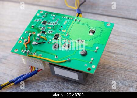 Leiterplatte mit einem Mikrokreis zur Steuerung elektronischer Geräte. Stockfoto