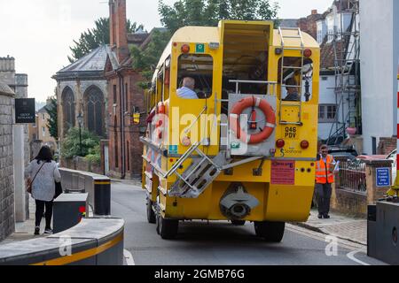 Windsor, Großbritannien. September 2021. Ein Duck Tours-Bus fährt am Schloss Windsor vorbei. Die Zahl der positiven Covid-19-Fälle im Royal Borough of Windsor pro 100,000 Personen in den sieben Tagen bis einschließlich des 10. September im Vergleich zur Vorwoche beträgt 345, gegenüber 387. Nach dem jüngsten Regierungsplan A werden nicht geimpfte Menschen dazu ermutigt, abgejabbt zu werden, Impfstoffe werden Kindern im Alter von 12 bis 15 Jahren angeboten, und Auffrischungsjabs sollen auf über 50-Jährige ausgerollt werden. Quelle: Maureen McLean/Alamy Stockfoto