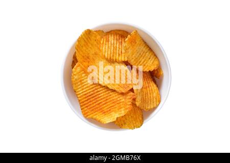 Draufsicht auf würzige Kartoffelchips in Schale isoliert auf weißem Hintergrund mit Schnittpfad Stockfoto