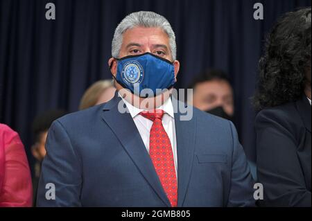 New York, USA. September 2021. Eric Gonzalez, Bezirksanwalt von Brooklyn, nimmt an einer Pressekonferenz zur Unterzeichnung des Gesetzes „Less is More“ durch die Regierungsvertreter Teil. Kathy Hochul, New York, 17. September 2021. Der Gesetzentwurf von Gov unterzeichnet. Hochul genehmigt die Freilassung von 191 Inhaftierten aus dem Gefängnis von Rikers Island, da die New Yorker aufgrund eines neuen Gesetzes, das im März 2022 in Kraft tritt, die Haftstrafe für die meisten gewaltfreien Bewährungsverletzungen vermeiden können; die Maßnahme soll die Inhaftierung von Personen wegen technischer Bewährungsverletzungen reduzieren. (Anthony Behar/Sipa USA) Credit: SIPA USA/Alamy Live News Credit: SIPA USA/Alamy Live News Stockfoto