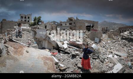 Taiz Jemen - 13 Apr 2017 : Kinder in den Trümmern zerstörter Häuser, die durch den Krieg im Jemen zerstört wurden, Taiz Stockfoto