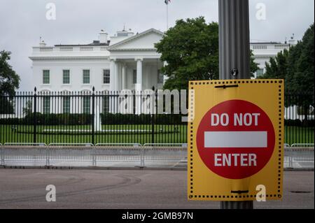 Washington DC, USA. September 2021. Das Weiße Haus ist hinter einem Sicherheitsschild zu sehen. Donnerstag, 17. September. (Kredit: Cliff Owen/CNP) Kredit: dpa picture Alliance/Alamy Live News Stockfoto