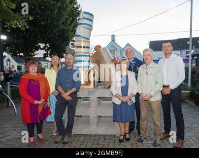 Carrigaline, Cork, Irland. 17. September 2021.Mitglieder der aufgeräumten Städte, die sich anlässlich der Kulturnacht anlässlich der nun geschlossenen Carrigaline Pottery im Stadtzentrum von Carrigaline, Co. Cork, enthüllten. Das Bild zeigt LtoR; Maura Allen, Clare O' Mullane, Mick Wilkins (Bildhauer), Betty O' Riordan, Thos Maye, Pat Farrell und Liam O'Connor. - Bild; David Creedon / / Alamy Live News Stockfoto