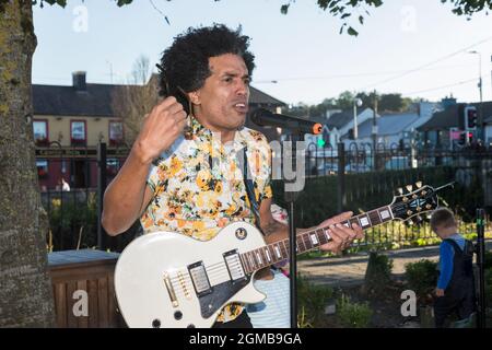 Carrigaline, Cork, Irland. September 2021. Die kubanische Liedermacherin unterhält während der Culture Night im Stadtzentrum von Carrigaline, Co. Cork, Irland. - Bild; David Creedon / / Alamy Live News Stockfoto