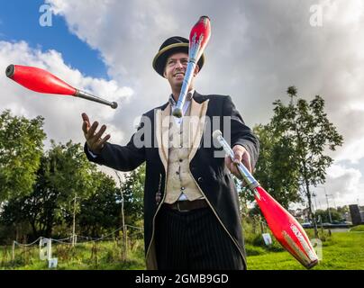 Carrigaline, Cork, Irland. September 2021. Jongleur Paul Staniforth vom Wackelzirkus unterhält das Publikum während der Culture Night im Community Park in Carrigaline, Co. Cork, Irland. - Bild; David Creedon / Alamy Live News Stockfoto