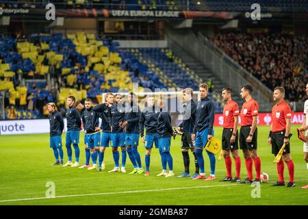 Broendby, Dänemark. September 2021. Die Spieler von Broendby IF stehen vor dem Spiel der UEFA Europa League zwischen Broendby IF und Sparta Prag im Broendby Stadion in Broendby an. (Bildnachweis: Gonzales Photo - Gaston Szerman). Stockfoto