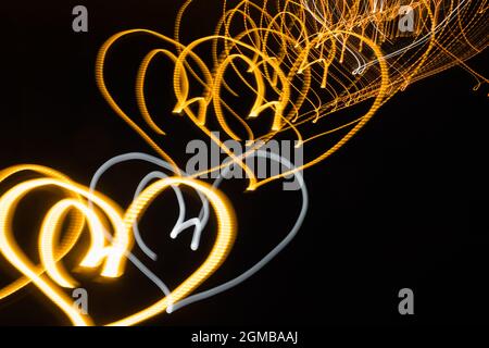 Neon-Herzen auf schwarzem Hintergrund bei Nacht Stockfoto